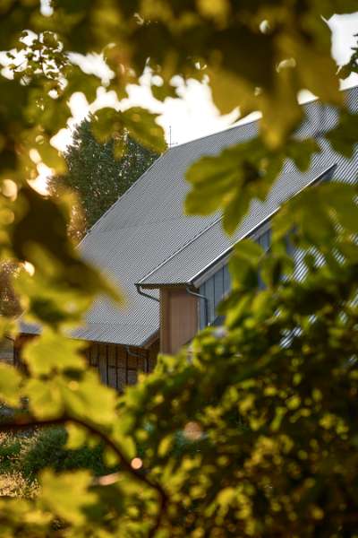 Schöne Dachkonstruktionen werden mit Pfannenblechen zum Leben erweckt, Gut Godderstorf, 23779 Neukirchen